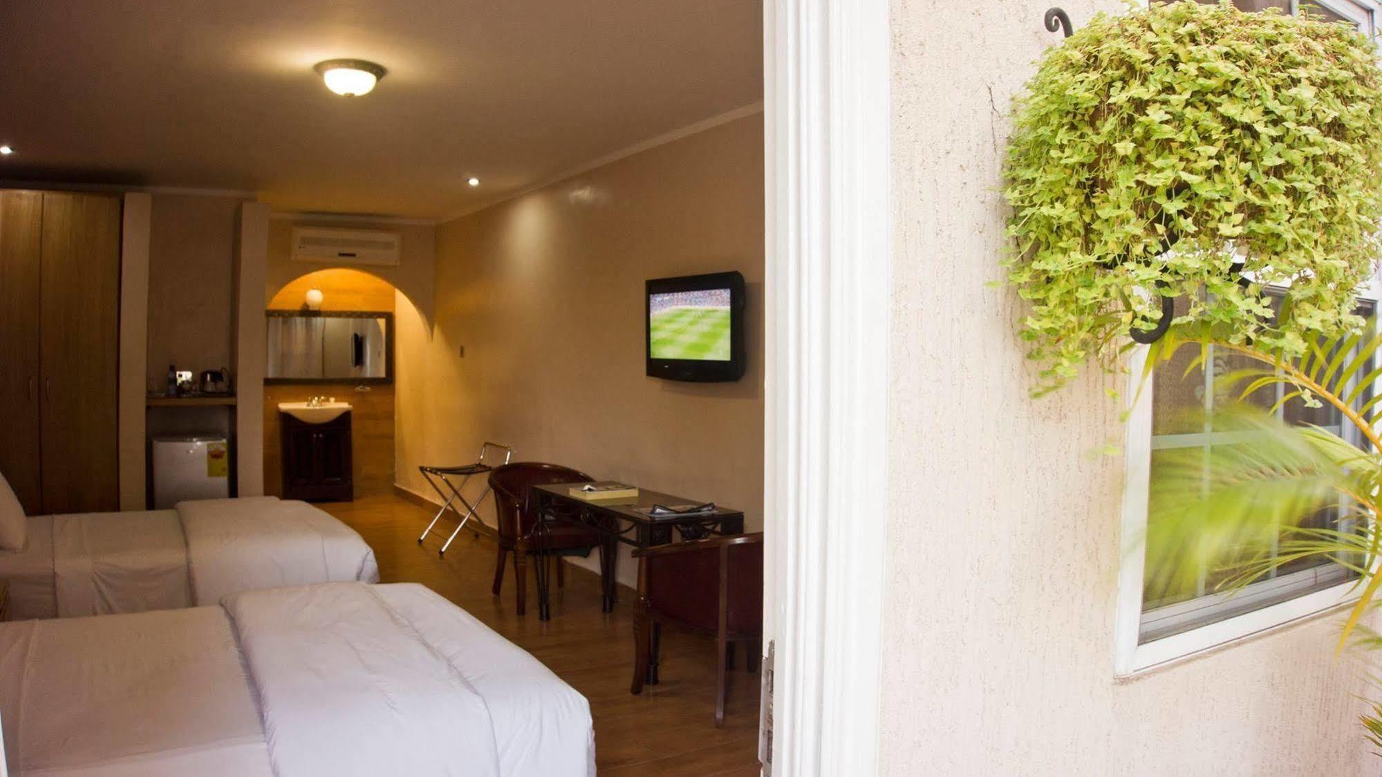 Tropical Enclave Hotel Accra Ngoại thất bức ảnh