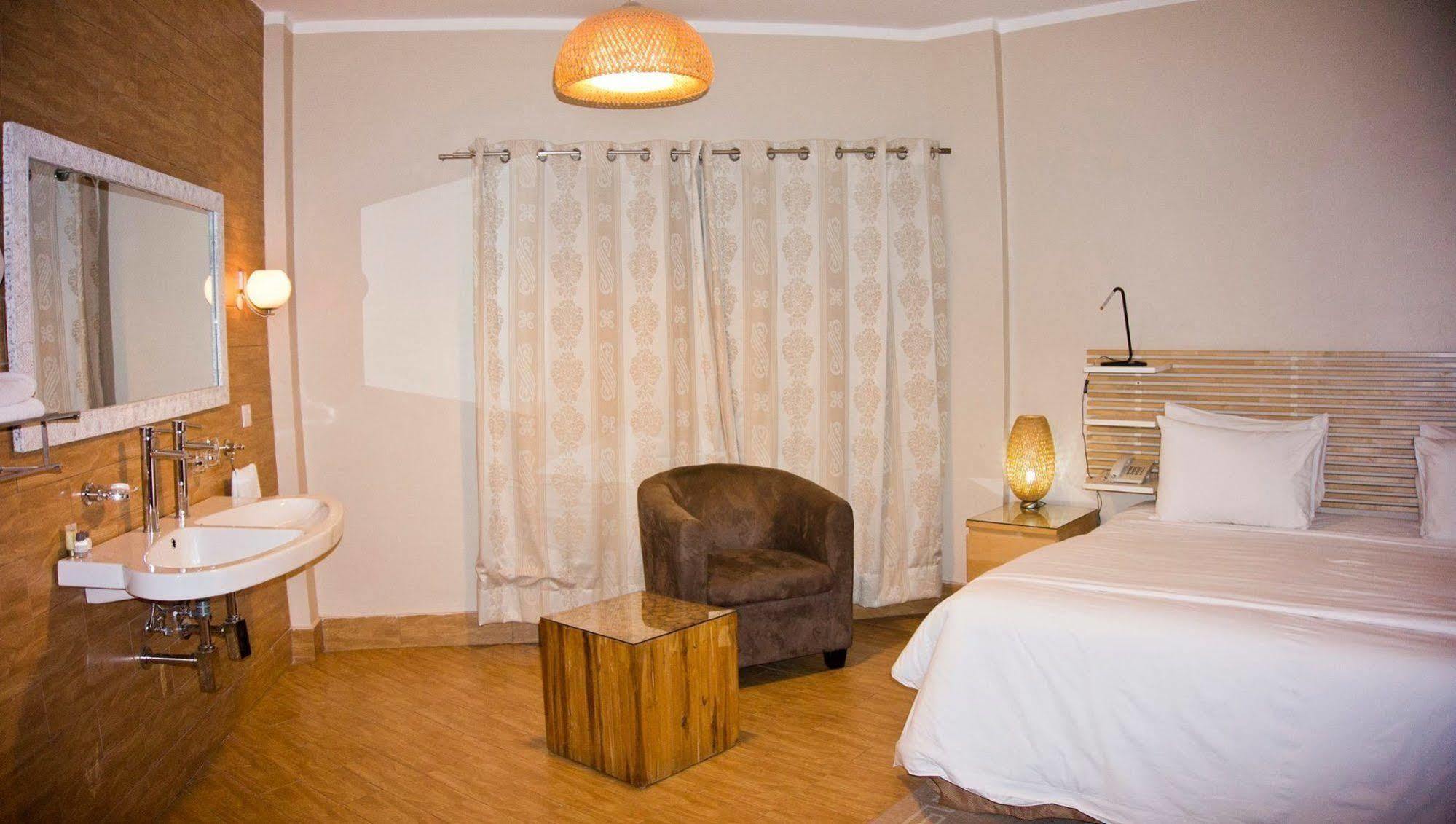 Tropical Enclave Hotel Accra Ngoại thất bức ảnh